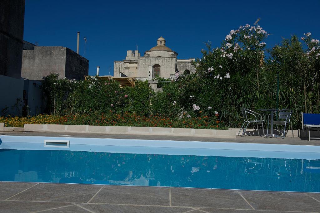 una piscina con un edificio de fondo en CASA PAPADIA, en Uggiano la Chiesa