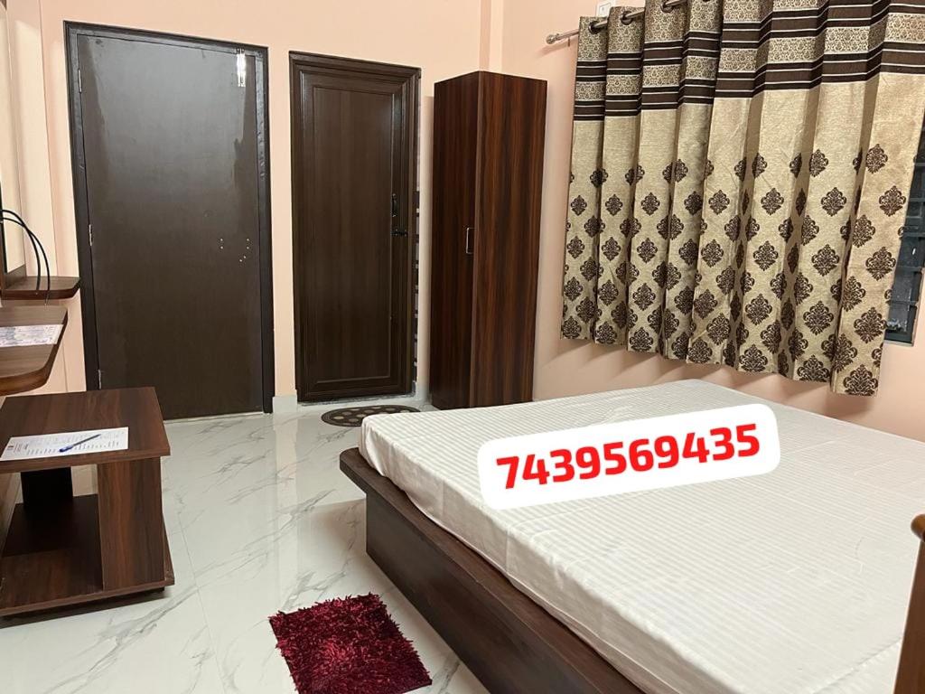een slaapkamer met een bed met een bordje erop bij Sumangal Homestay in kolkata