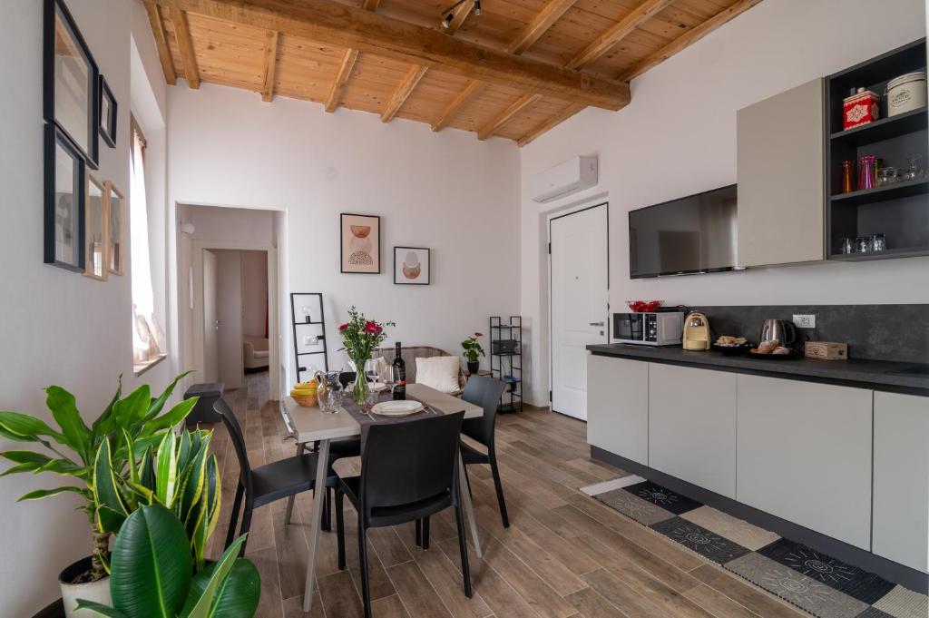 a kitchen and dining room with a table and chairs at La Casa nel Vicolo in Colle di Val d'Elsa