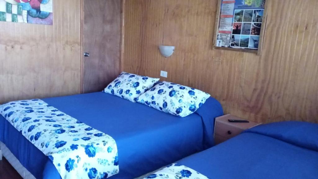 Postel nebo postele na pokoji v ubytování Hostal El Colibri