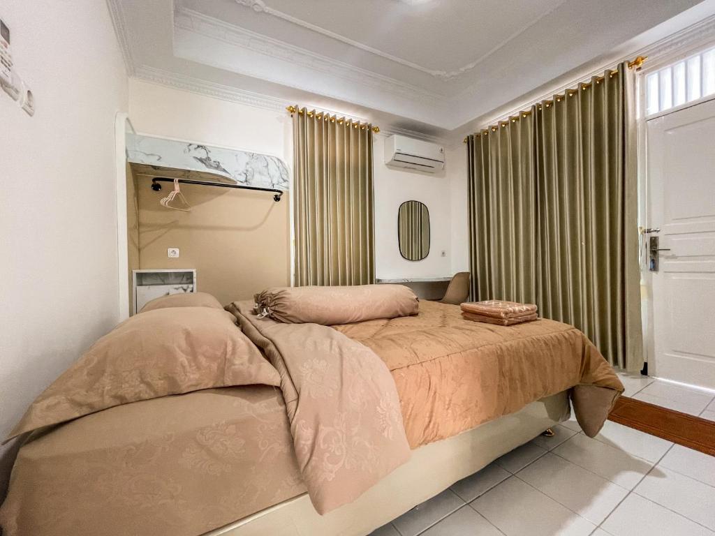 Postel nebo postele na pokoji v ubytování Griya Merapi Homestay