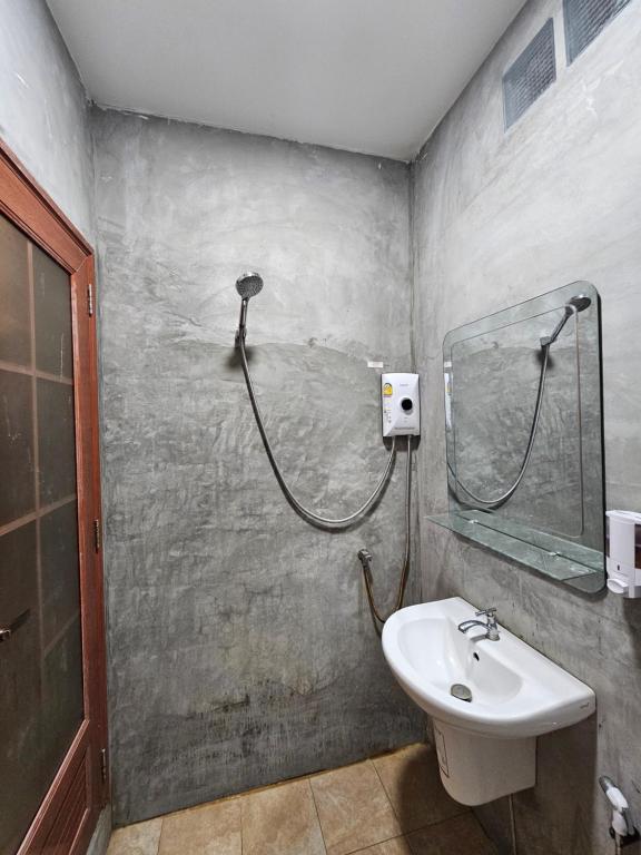 a bathroom with a shower and a sink at Easy Life Country House in Ko Lanta