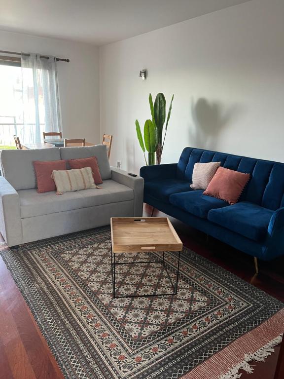 Sala de estar con 2 sofás azules y mesa de centro en SanMar, en Madalena