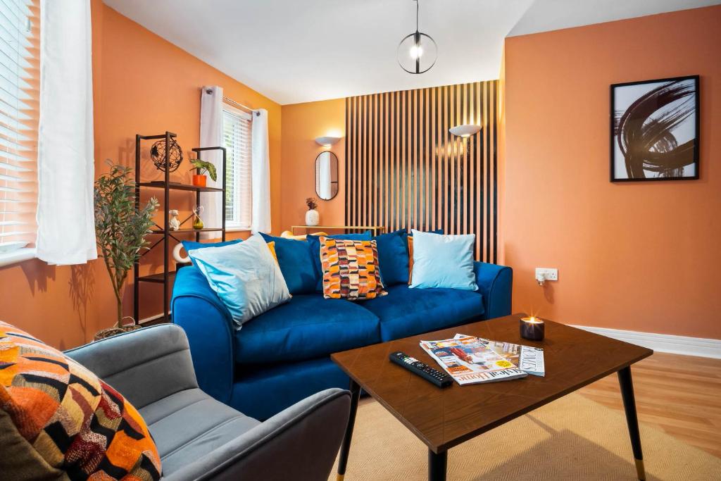 Luxury 2 Bedroom Apartment - Parking - Nr Birmingham City Centre - 2WH - Top Rated في برمنغهام: غرفة معيشة مع أريكة زرقاء وطاولة