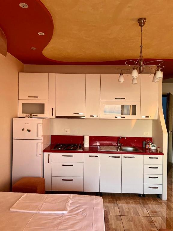 Kuchyň nebo kuchyňský kout v ubytování Cozy Beachfront Room
