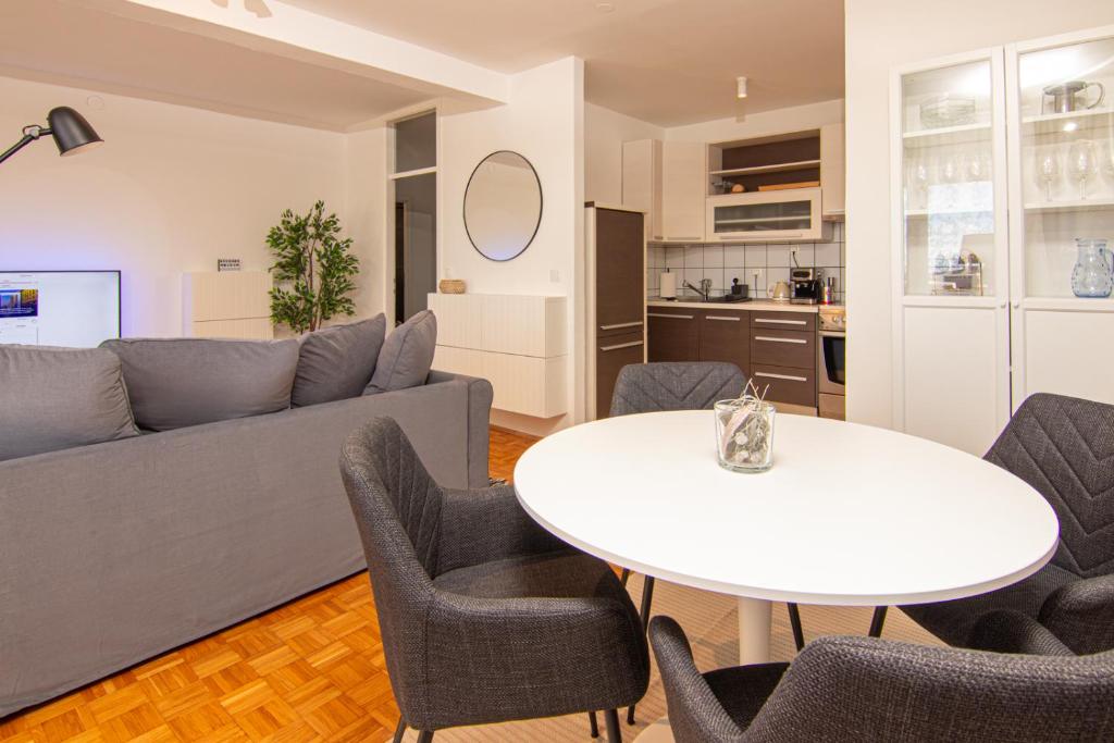 溫科夫齊的住宿－Apartman NEBO，客厅配有沙发和桌椅