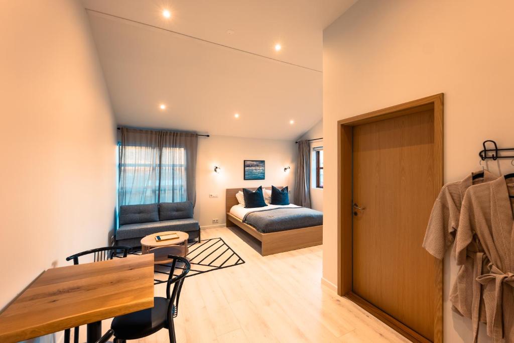 Rúm í herbergi á Garður Stay Inn & Secret Lagoon included!