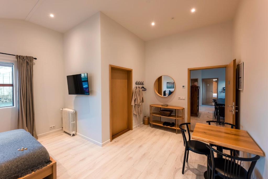 Sjónvarps- og/eða afþreyingartæki á Garður Stay Inn & Secret Lagoon included!
