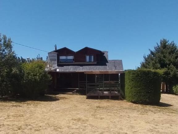 een huis dat in een veld wordt gebouwd bij Cabaña Sector La Vaina, Lago Lanalhue in Cañete