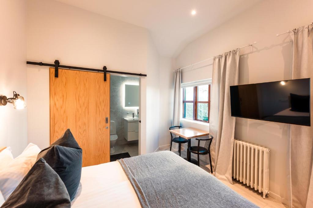 Sjónvarps- og/eða afþreyingartæki á Garður Stay Inn & Secret Lagoon included!