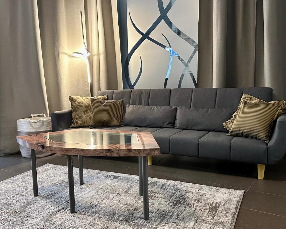 a living room with a couch and a coffee table at Studio im Herzen Meiningen -Erdgeschoss- in Meiningen