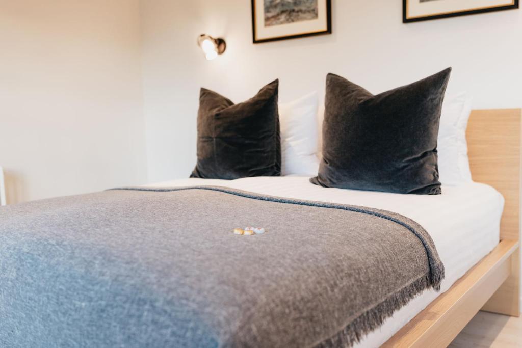 Rúm í herbergi á Garður Stay Inn & Secret Lagoon included!