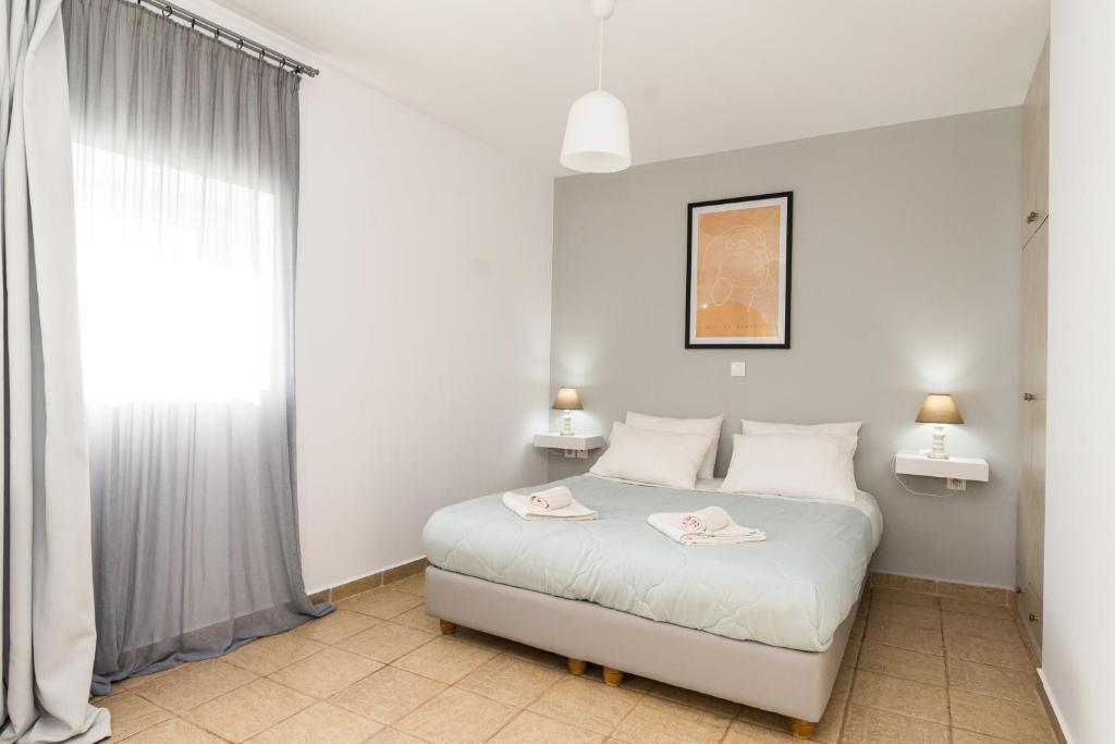 um quarto com uma cama com duas toalhas em Angelos Stone Cottage em Ágios Nikólaos