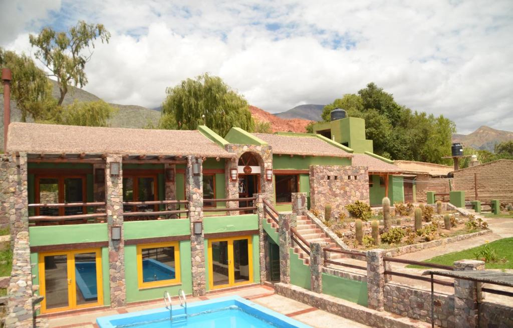 普爾馬馬卡的住宿－El Refugio de Coquena，一座房子前面设有游泳池