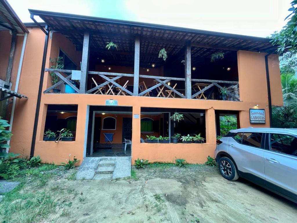 ein Haus mit einem davor geparkt in der Unterkunft Pousada Gaivotas in Trindade
