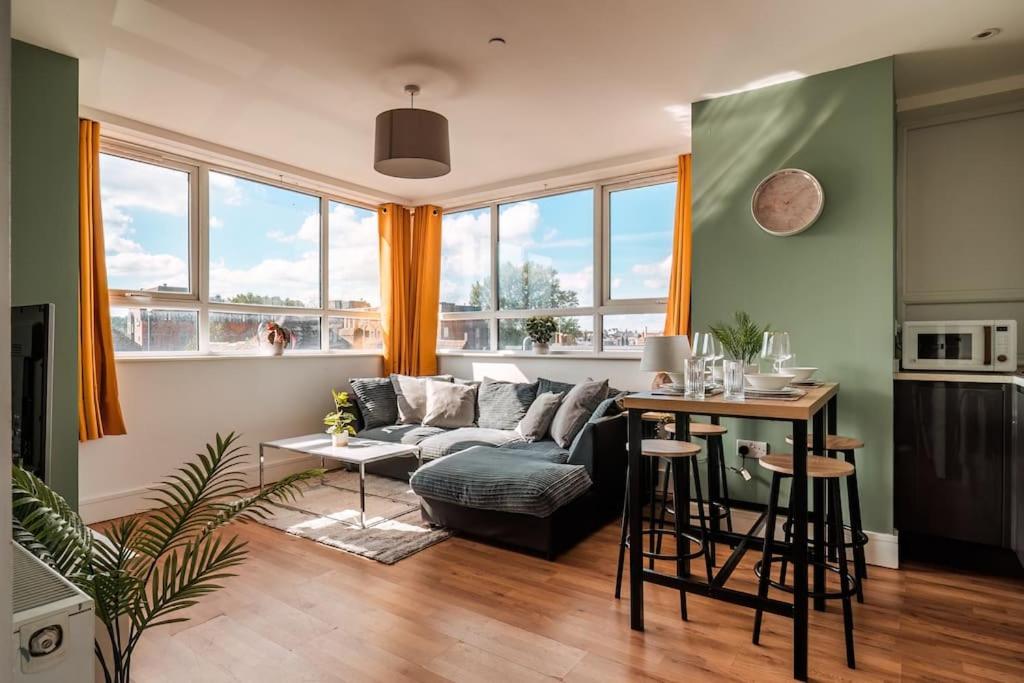 ein Wohnzimmer mit einem Sofa und einem Tisch in der Unterkunft Newley Decorated Central Maidstone Flat, Sleeps 4 in Maidstone