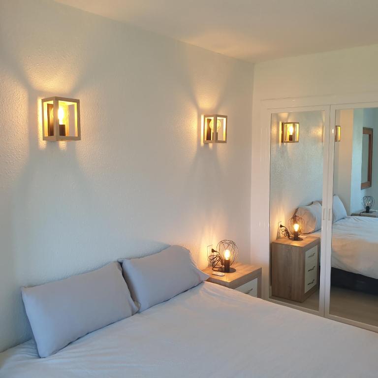 Postel nebo postele na pokoji v ubytování Sea View Apartment Beach Front Punta Prima