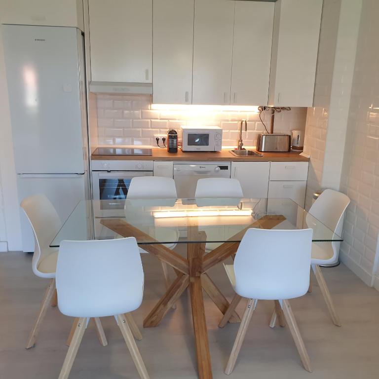 Kuchyň nebo kuchyňský kout v ubytování Sea View Apartment Beach Front Punta Prima