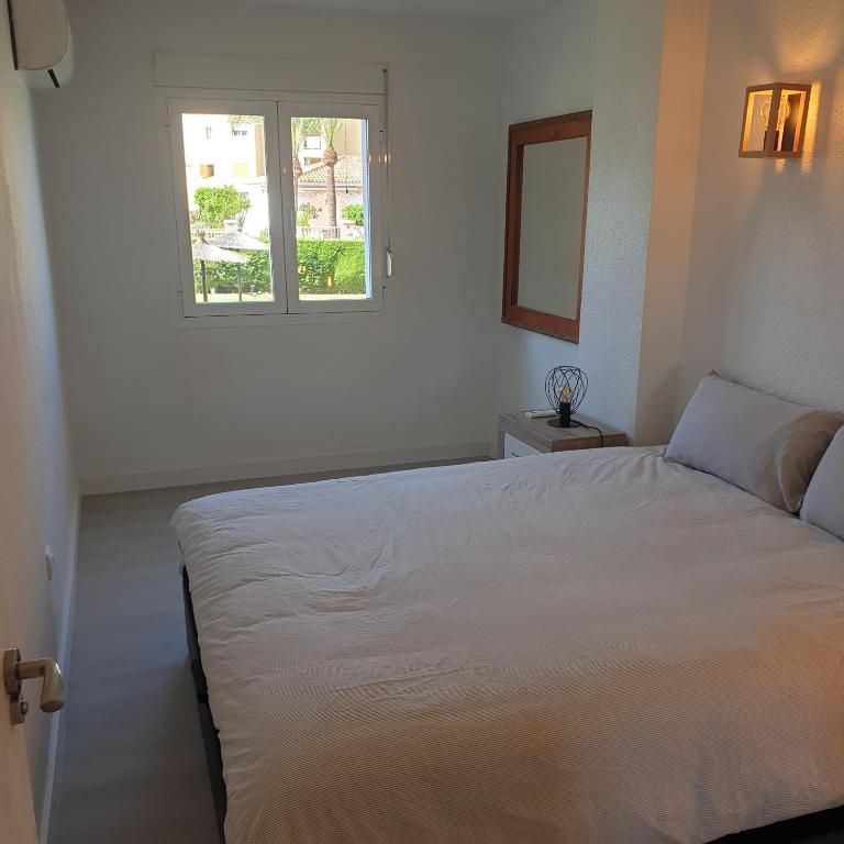 Postel nebo postele na pokoji v ubytování Sea View Apartment Beach Front Punta Prima