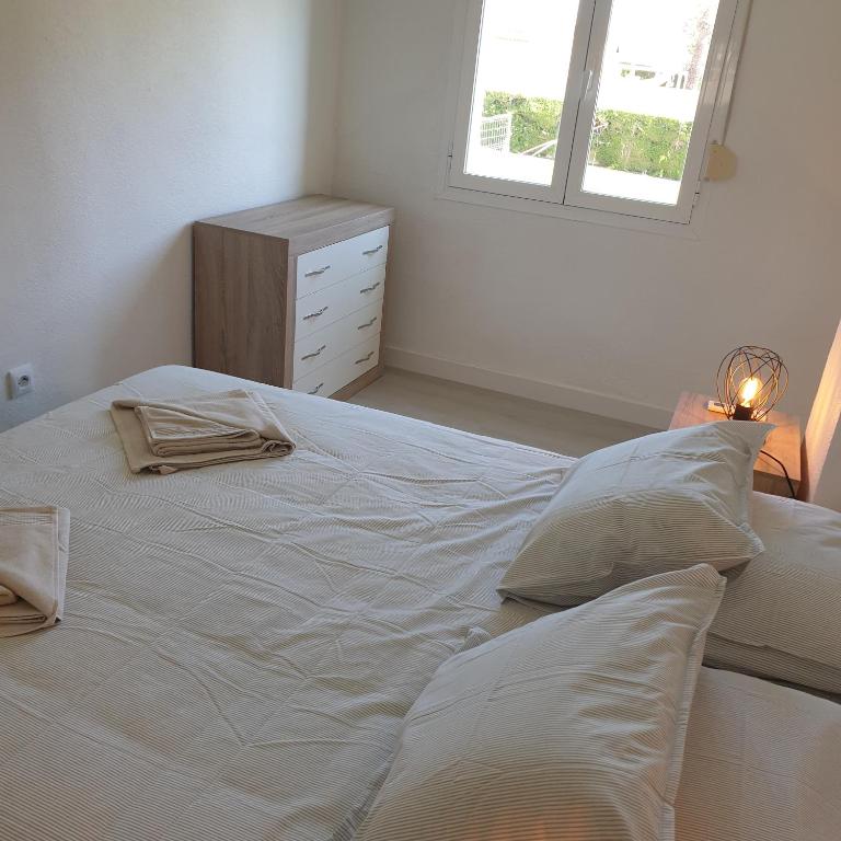 Postel nebo postele na pokoji v ubytování Sea View Apartment Beach Front Punta Prima