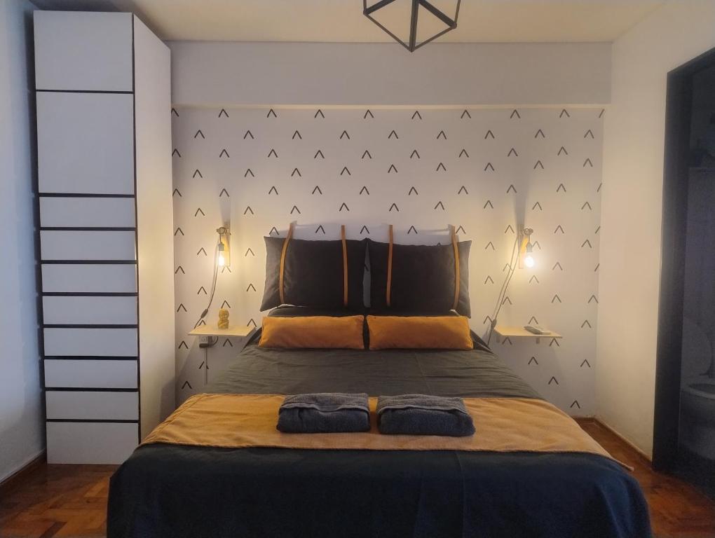 1 dormitorio con 1 cama con 2 toallas en Apartment City Heart en Mendoza