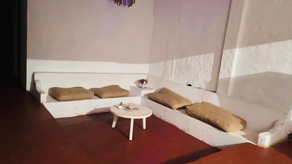 Sala de estar con 2 camas y mesa en Casa Loquillo en Punta Hermosa