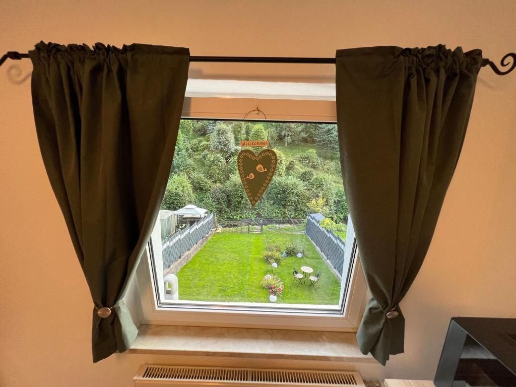 Ein Garten an der Unterkunft Ferienhaus am Bach Koblenz