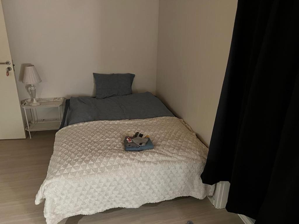 - une chambre avec un lit doté d'un chapeau dans l'établissement Bed house by me K5-4, à Vester-Skerninge