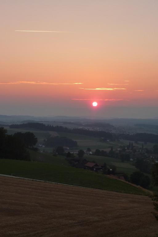 Východ nebo západ slunce při pohledu z bed and breakfast nebo okolí