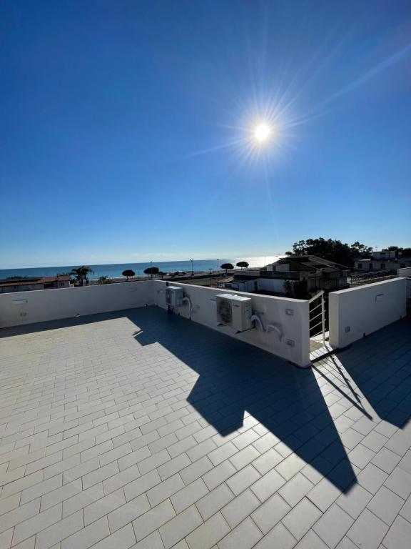 vistas a la playa desde el techo de un edificio en La casa di Memè en Bianco