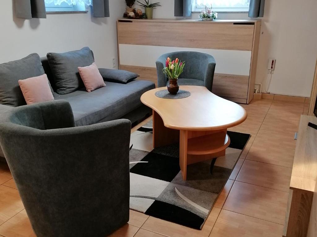 Ein Sitzbereich in der Unterkunft Apartment with parasol in Südstadt