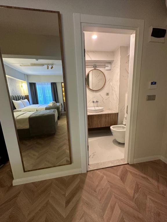 Postel nebo postele na pokoji v ubytování Iris Han Hotel