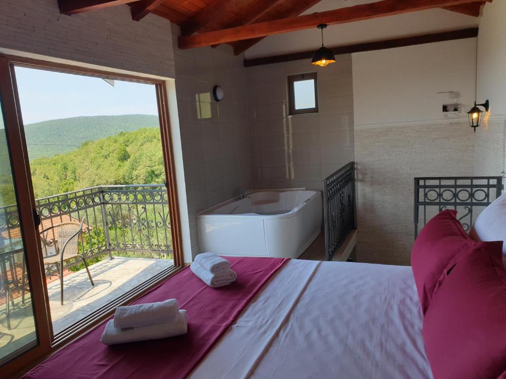 Postel nebo postele na pokoji v ubytování Rustic Villas Barlovic