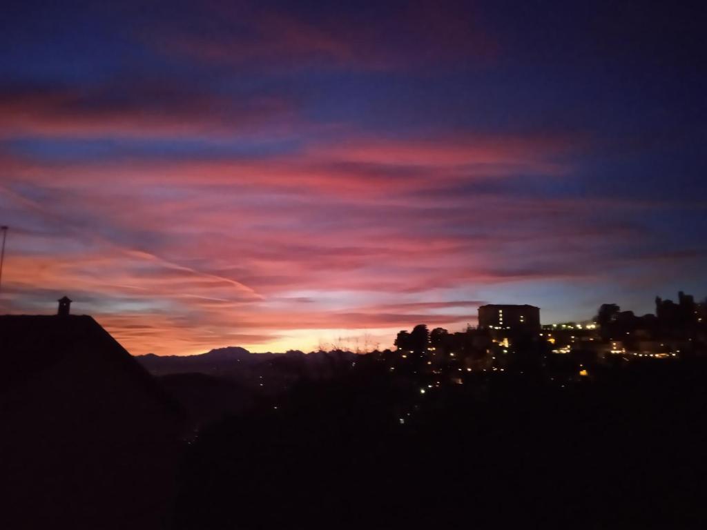 Východ nebo západ slunce při pohledu z penzionu nebo okolí