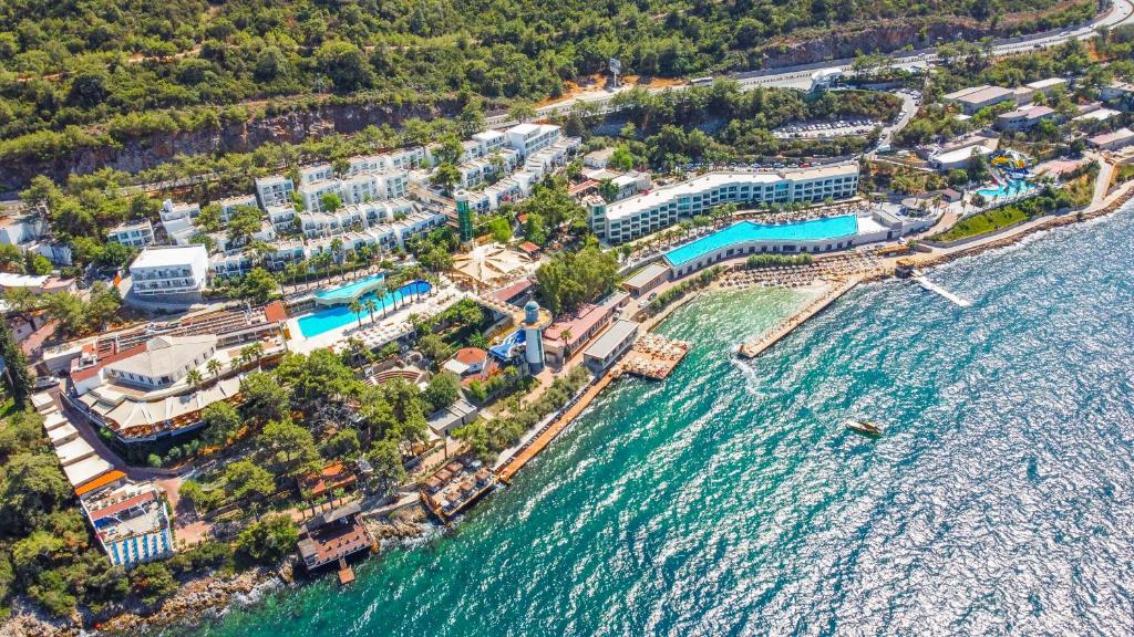 eine Luftansicht eines Resorts neben dem Wasser in der Unterkunft Blue Dreams Resort in Torba