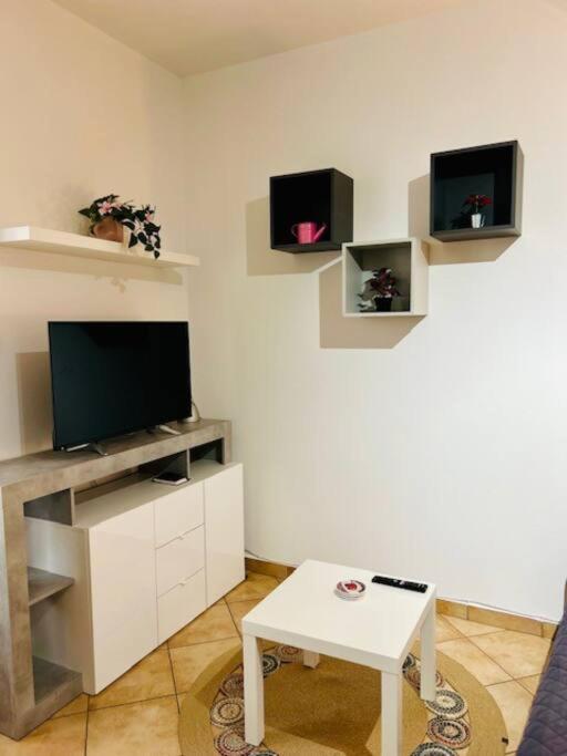 TV a/nebo společenská místnost v ubytování Casa Lucia a Carugo