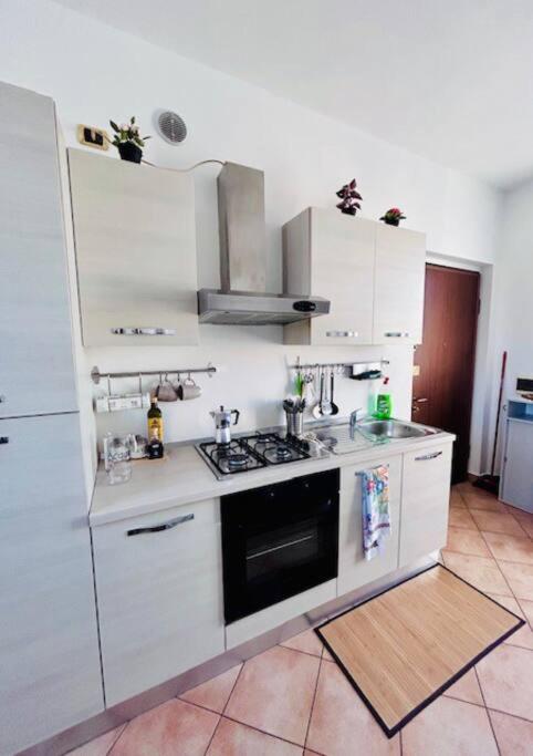 Kuchyň nebo kuchyňský kout v ubytování Casa Lucia a Carugo