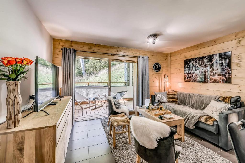 un salon avec un canapé et une télévision dans l'établissement Résidence Les Balcons EtoilÉs - Appartement 4 au pied des pistes MAE-4224, à Champagny-en-Vanoise