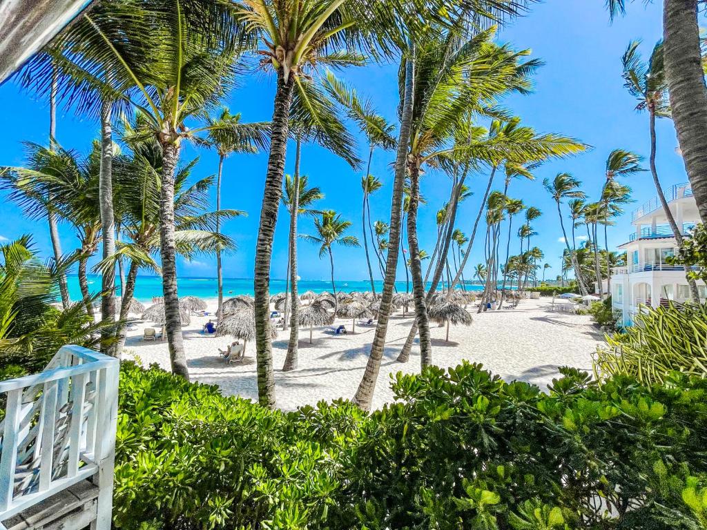 - une vue sur la plage bordée de palmiers et l'océan dans l'établissement Skyline Ocean Breeze HOTEL with VIEW Los Corales BBQ WiFi Beach CLUB & SPA, à Punta Cana