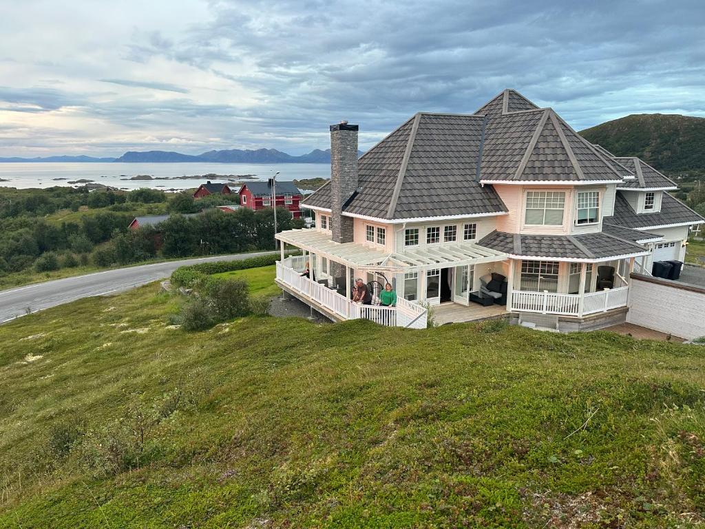 una vista aérea de una casa en una colina en Villa Stø in Vesterålen (Lofoten) Norway, en Stø