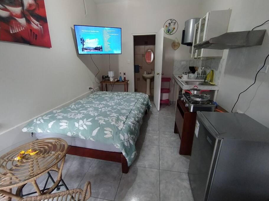 Habitación pequeña con cama y cocina en hermoso mini departamento Miraflores a dos cuadras de Larcomar, en Lima