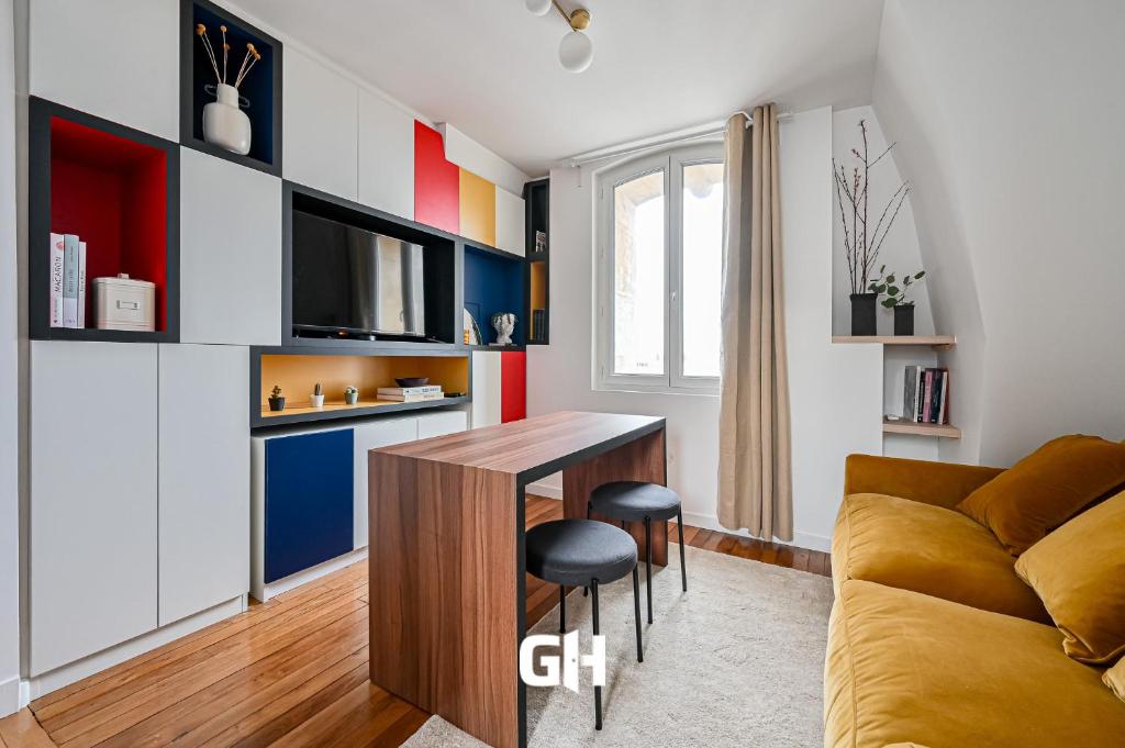 un salon avec une table et un canapé dans l'établissement Le Cœur Sacré - 4 personnes Montmartre - Wifi, à Paris