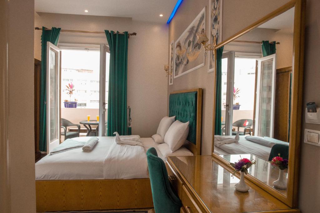 um quarto com uma cama e um espelho grande em golden palace down town no Cairo