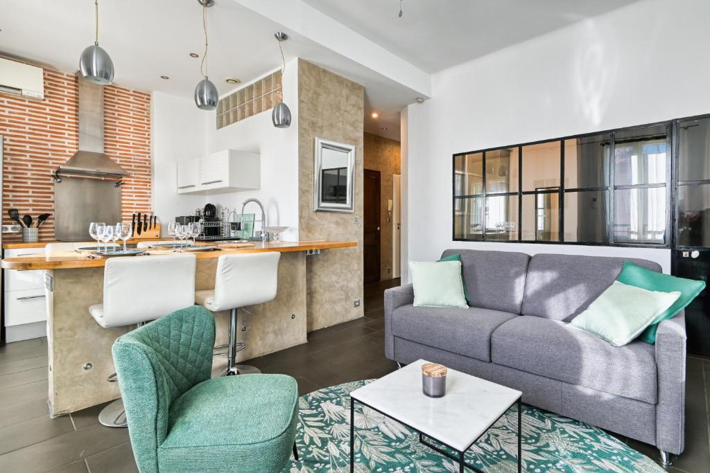 un salon avec un canapé et une cuisine dans l'établissement Appartement au cœur du Vieux-Port, à Marseille