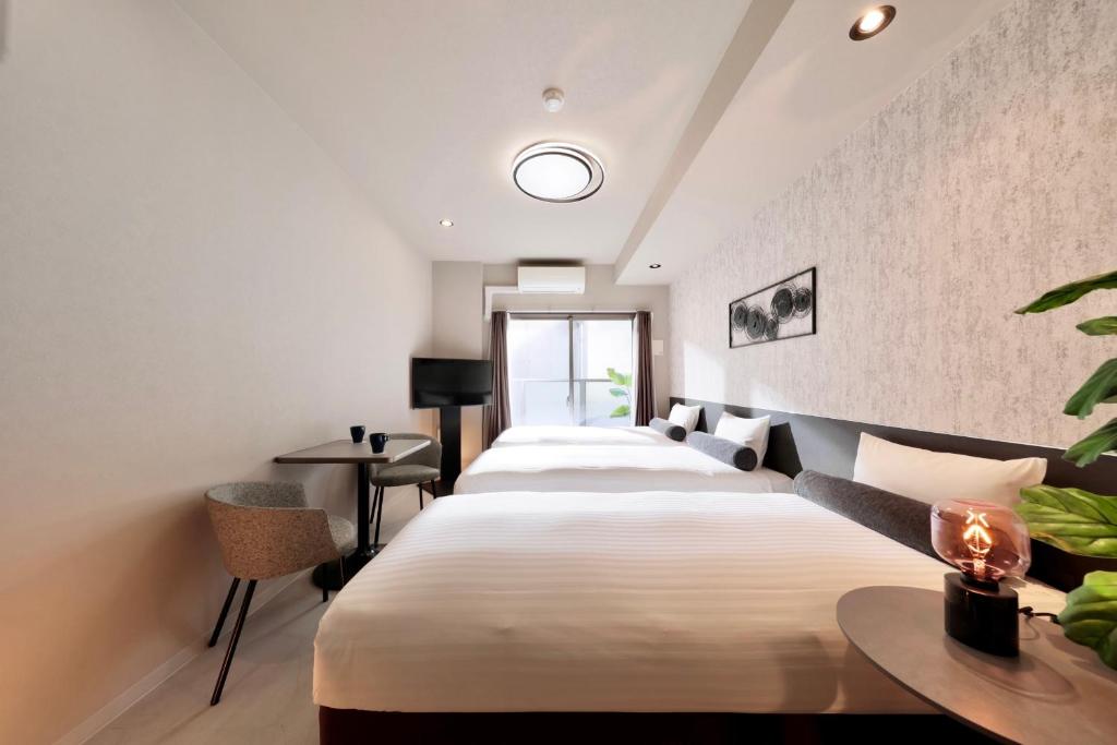 Postel nebo postele na pokoji v ubytování Dotombori Crystal Hotel 3