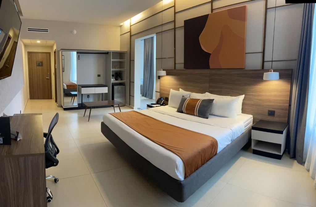 ein Schlafzimmer mit einem großen Bett in einem Zimmer in der Unterkunft Hotel Casino Grand Vía Dorada in Pachuca de Soto