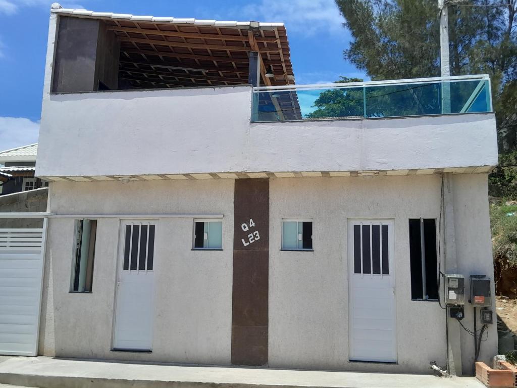 ein Gebäude mit einem Fenster darüber in der Unterkunft Suíte completa s/ Fogão in São Pedro da Aldeia