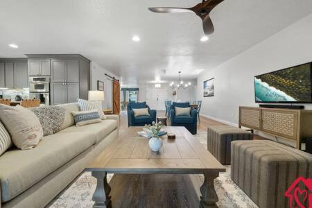 un soggiorno con divano e tavolo di Desert Skyline Getaway - An Irvie Home a Tijeras