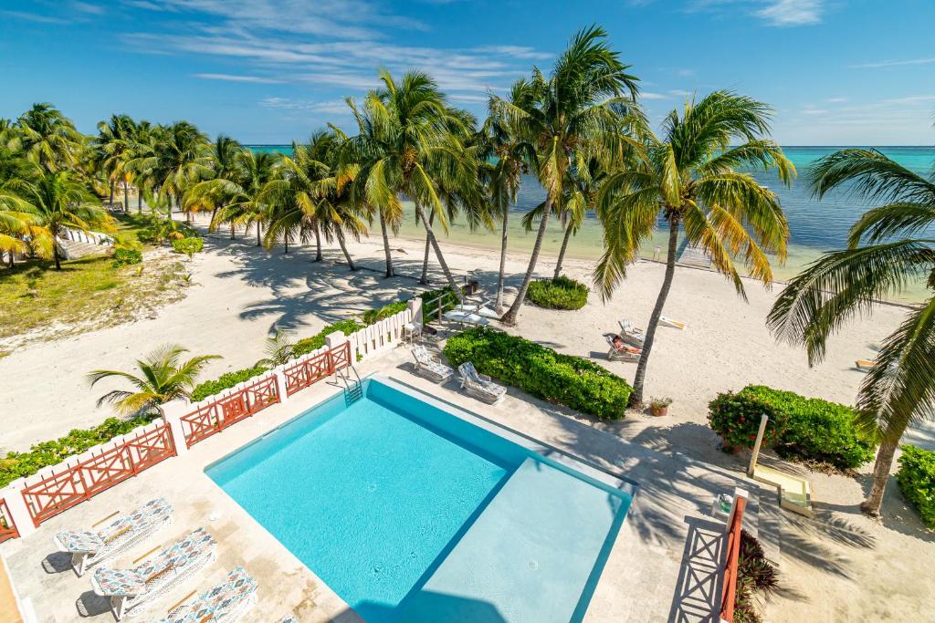 una vista sulla piscina sulla spiaggia di Miramar Villas Resort a San Pedro
