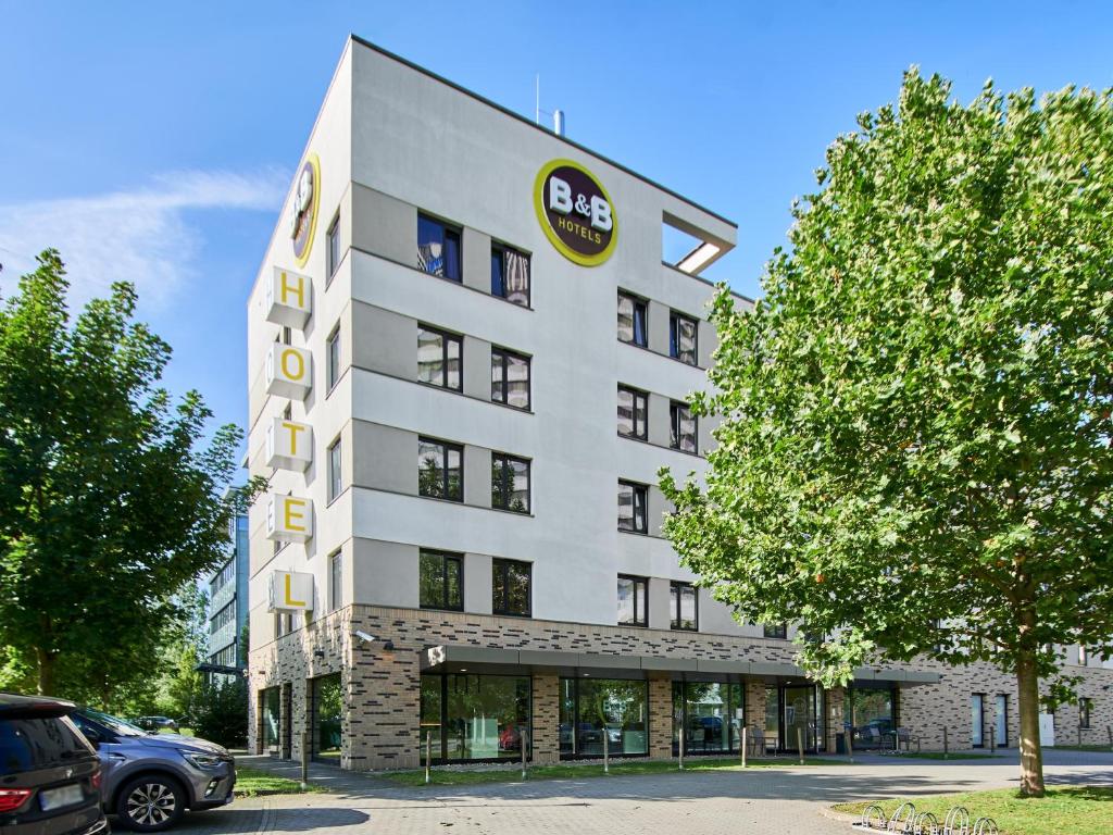 un bâtiment avec un panneau sur son côté dans l'établissement B&B Hotel Frankfurt-West, à Francfort-sur-le-Main